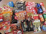 両手いっぱいのお菓子