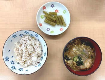 ふきとご飯と味噌汁